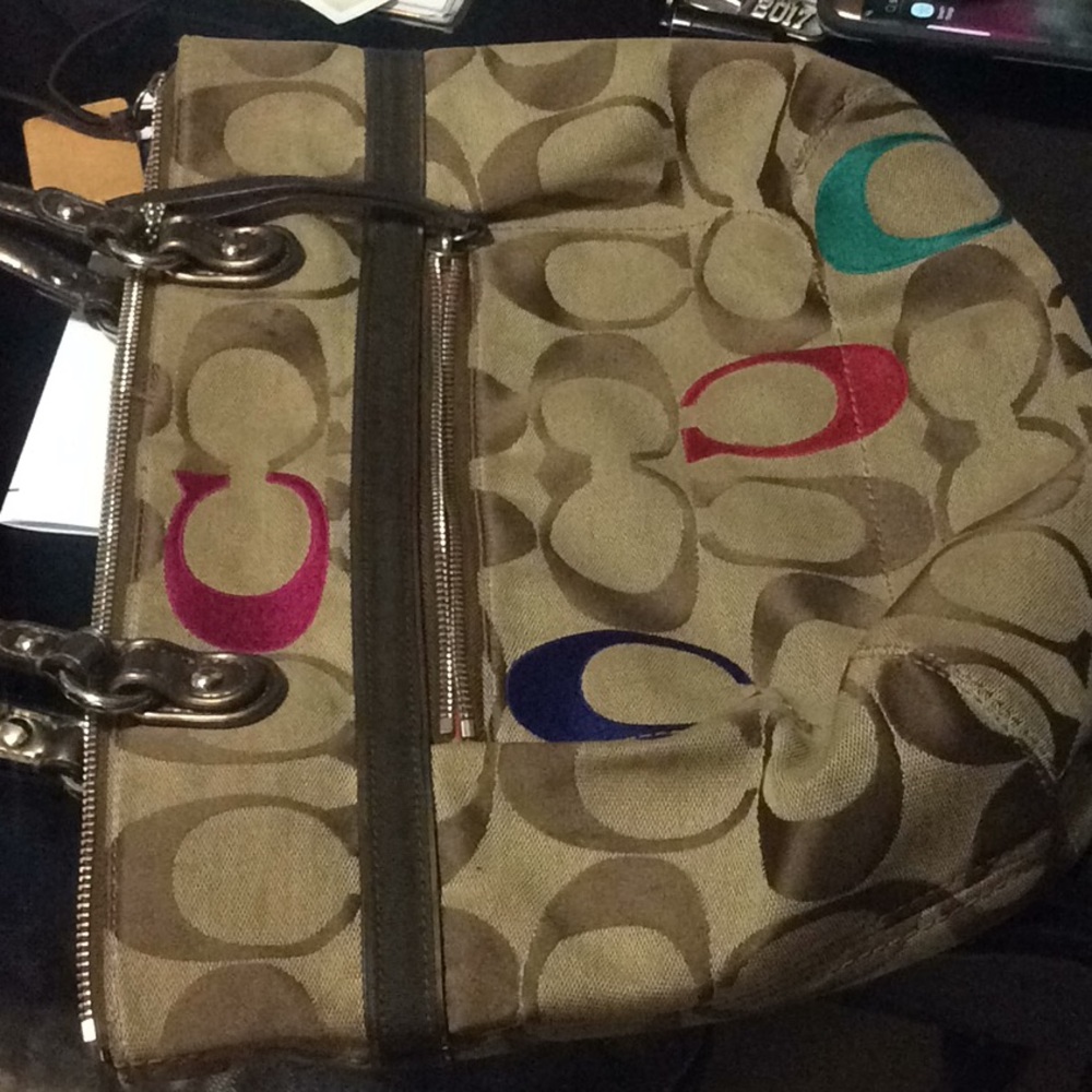 Colorful Coach - Picture 2 of 5